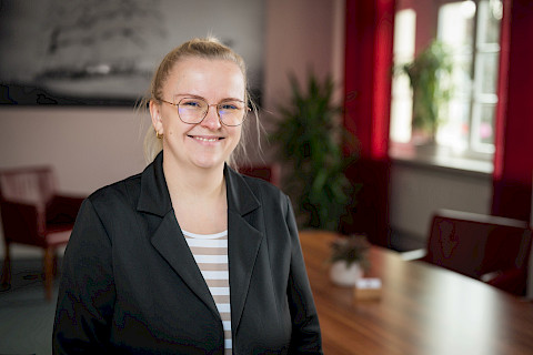 Frau Nadine Jung